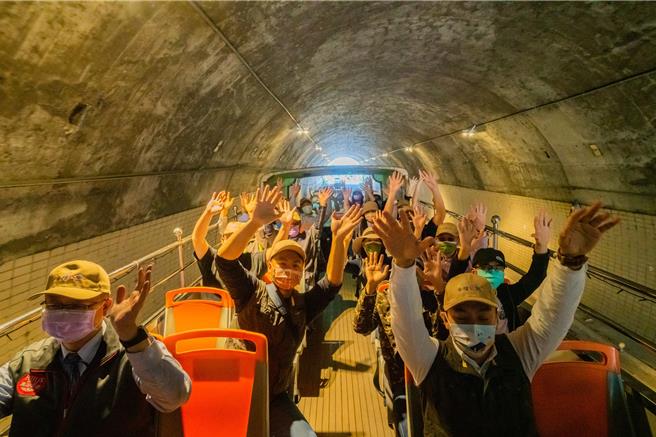 屏东观光双层巴士提供游览185县道不同的视野。(屏县府提供)