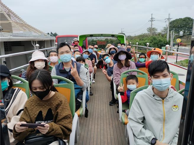 屏东观光双层巴士提供游览185县道不同的视野。(屏县府提供)