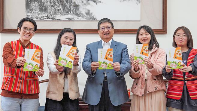 新竹县政府出版「竹县食光」观光手册，县长杨文科（中）欢迎各地旅客前来吃遍玩遍竹县。（罗浚滨摄）
