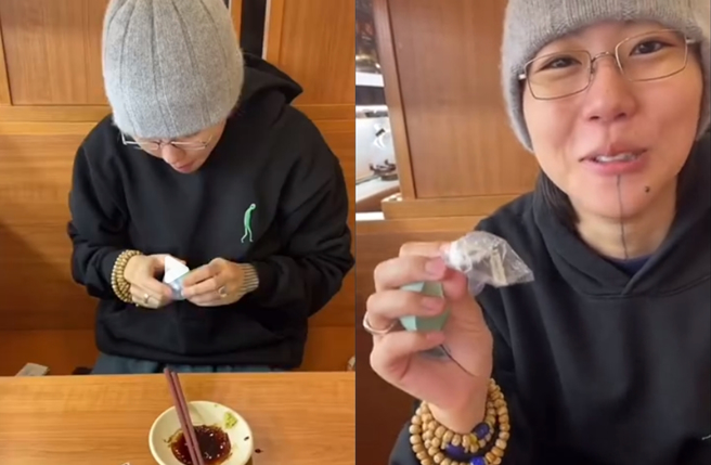 窦靖童来台吃寿司开心抽扭蛋。（图／翻摄自康熙万事屋微博）