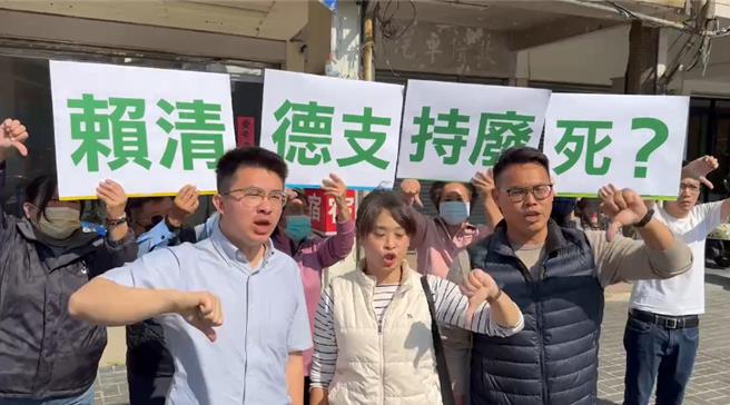 民進黨總統候選人賴清德10日到台中街頭與同黨分區立委候選人合體進行車掃，藍營支持者在車隊經過的街頭，舉手牌並高喊「賴清德說清楚、講明白。」（民眾提供／馮惠宜台中傳真）