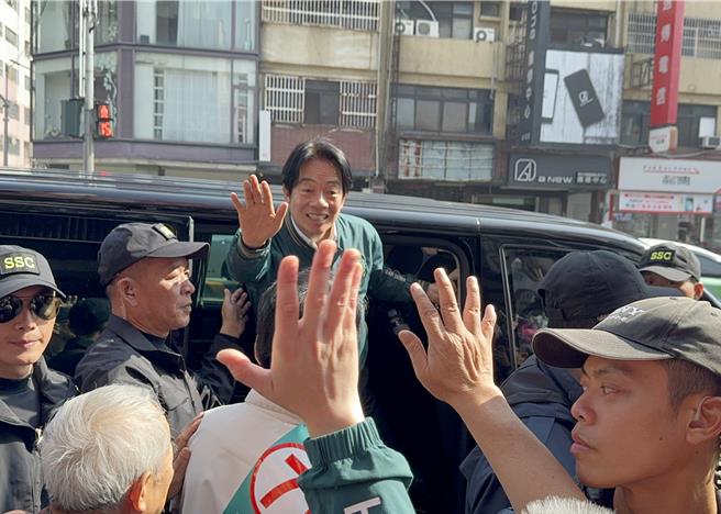 民進黨總統候選人賴清德10日到台中街頭與同黨分區立委候選人莊競程合體進行車掃，受到支持者歡迎。（馮惠宜攝）