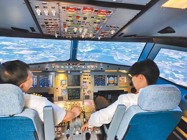 朝陽科大斥資千萬引進空中巴士A320模擬機，提供學子進行飛行操作演練。（圖／朝陽科大提供）