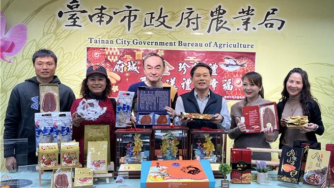正逢烏魚產季，台南市政府農業局10日偕在地業者推薦「台南嚴選烏魚子」作為伴手禮。（張毓翎攝）