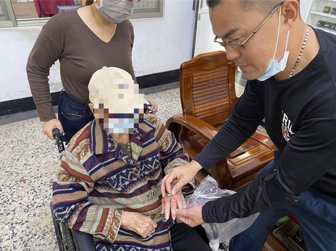屏東新園鄉92歲江姓阿嬤左手中指因戒指卡住，疼痛不已，家人趕緊帶阿嬤到新園消防分隊求助。（新園消防分隊提供／謝佳潾屏東傳真）