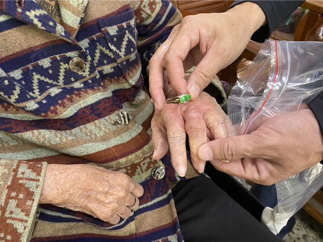 屏東新園鄉92歲江姓阿嬤左手中指因戒指卡住，疼痛不已，家人趕緊帶阿嬤到新園消防分隊求助。（新園消防分隊提供／謝佳潾屏東傳真）