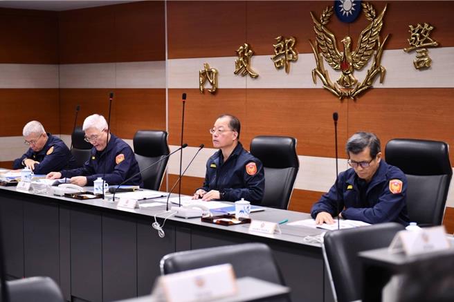 警政署長黃明昭（右二）召開選前專案會議，全力要完成選舉維安任務。（警政署提供）