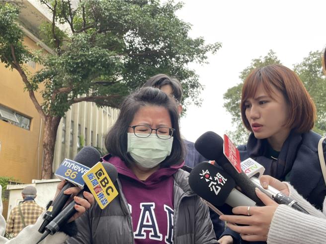 駐外官員今早送醫，歐媽媽出面說明控訴政府沒有公平正義。（鄭郁蓁攝）