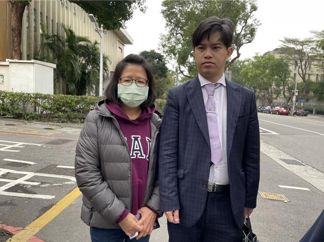 駐外官員今早送醫，歐媽媽出面說明控訴政府沒有公平正義。（鄭郁蓁攝）