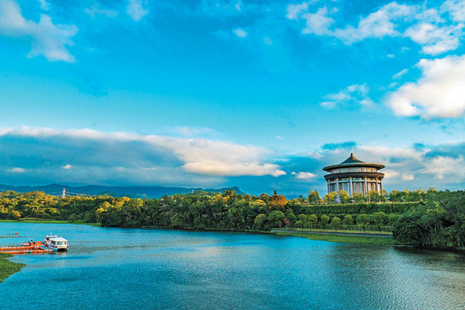 獅頭山風景區「峨眉湖」湖面廣闊，漫步湖畔觀賞優美水岸生態。（圖／交通部觀光署參山國家風景區管理處提供）