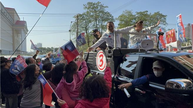 侯友宜今天回防高雄，展開車掃。（柯宗緯攝）
