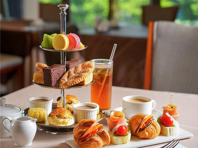 「寓见春氛」住房专案赠人气早餐、馆内餐饮消费8折，专案售价4599元起。（神旺商务酒店提供）