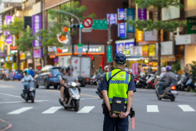 新北市三重厚德派出所一名员警今举枪自戕亡，同仁纷纷感到不舍。（示意图 / shutterstock）