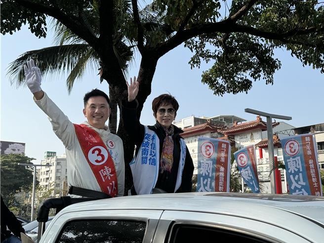 前國民黨主席洪秀柱（右）10日下午陪同六選區立委候選人陳以信車隊掃街。(曹婷婷攝)