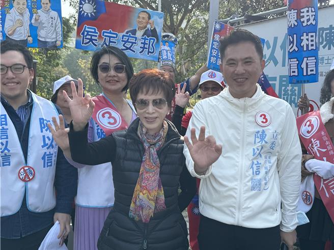 洪秀柱(前排左)10日幫陳以信(右)助選，呼籲集中選票，票不能白投。(曹婷婷攝)