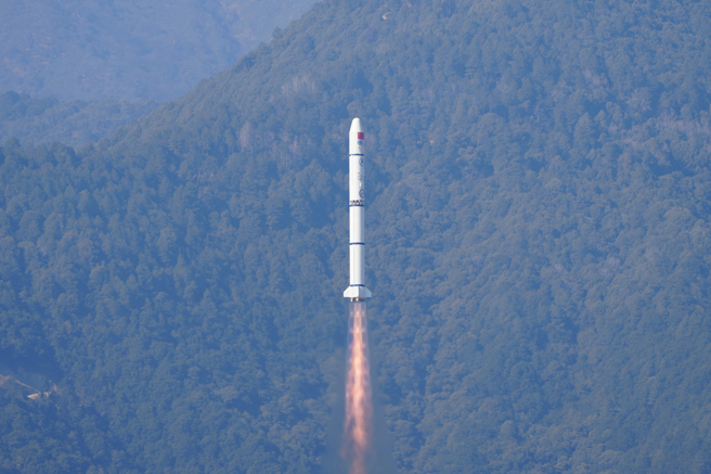 今日晚間9時03分，中國大陸執行運載火箭搭載衛星發射任務。（示意圖 / 中新社）