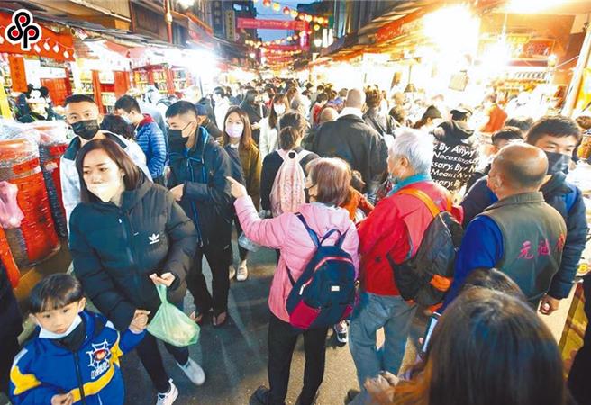 春节连假期间可能适逢部分事业单位的发薪日，劳动部呼吁雇主儘量在连假期前，提前发放薪资，或至少按原定的日期，准时发薪，才符合法令规定。（报系资料照）