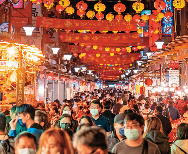 許多人都會在過年前到年貨大街採買一番，期間攤販也會提供各種試吃服務。（示意圖／資料照）
