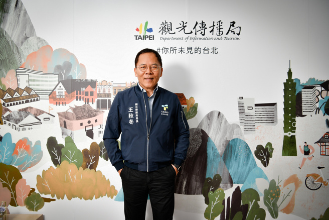 台北市观光传播局局长王秋冬欢迎旅客前来参与台北灯节。（摄影／李智为）