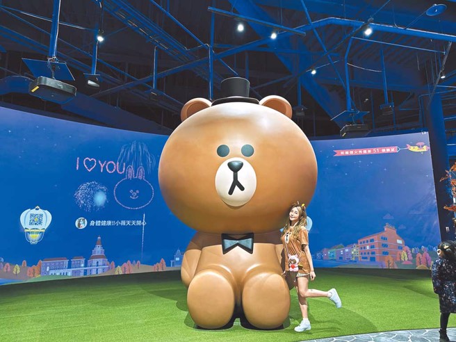 祈愿花火互动墙新玩法，互动涂鸦让你的画作投影活起来。（图／丽宝乐园渡假区提供）