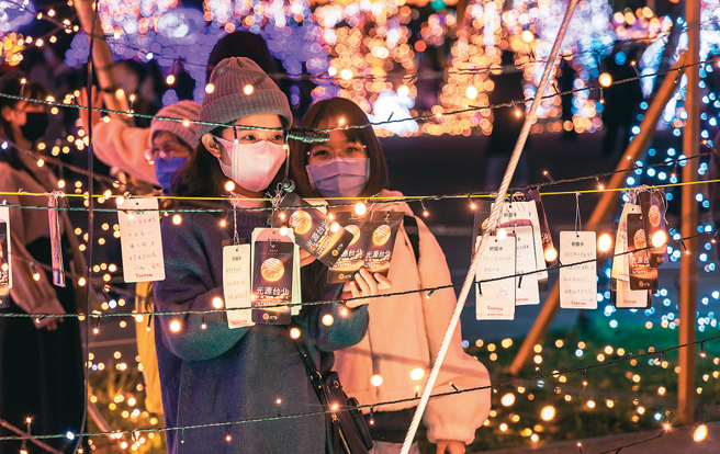 与亲友同游台北灯节是许多人共同的记忆。（资料照）