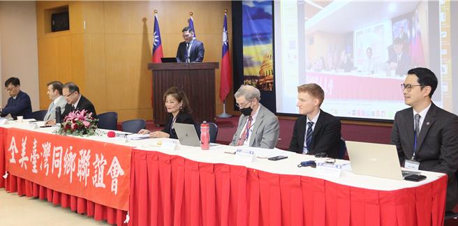 2024台海国际和平论坛10在台北召开，美国德州大学达拉斯分校教授何嘉耀（前排左起）、史丹佛大学胡佛研究中心台湾研究中心主任祁凯立、国民党国际事务部主任黄介正、全美台湾同乡联谊会会长詹安安、前AIT副主任葛天豪、Heritage Foundation传统基金会研究员孔明尚与淡江大学战略所助理教授马准威出席。（张铠乙摄）