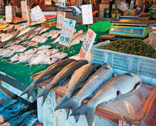以生鲜食材闻名的荣滨商圈，是年前寻找年菜食材的好去处。（摄影／林炜凯 ）