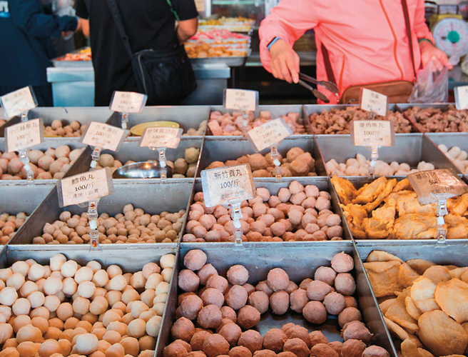 火锅料及美味熟食能为围炉火锅增添风味。（摄影／林炜凯 ）