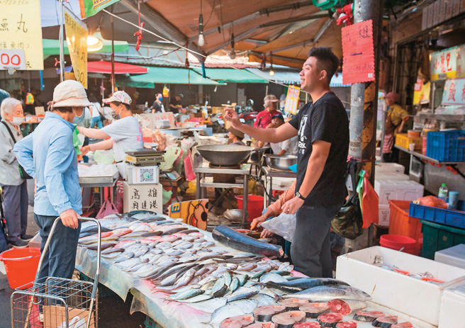民眾在荣滨商圈街边鱼摊採买生鲜食材。（摄影／林炜凯 ）