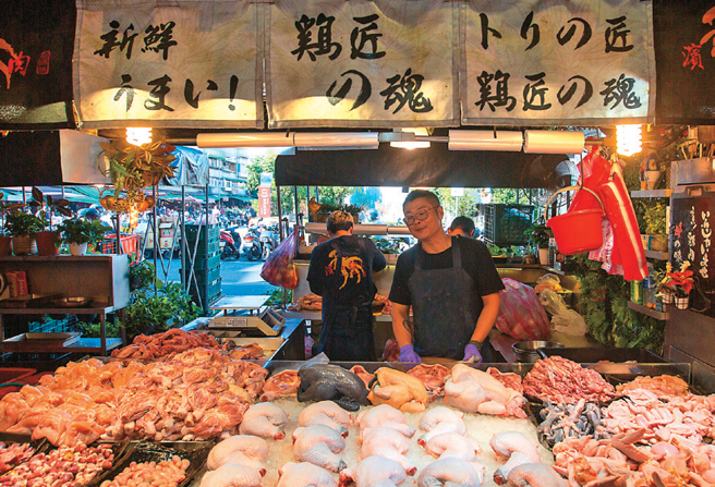 荣滨商圈的鸡肉摊位供应全鸡及不同的鸡肉部位，让民眾可依料理需求採买。（摄影／林炜凯 ）