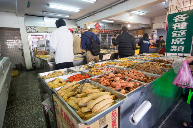 在荣滨商圈可买到各式美味熟食。（摄影／林炜凯 ）
