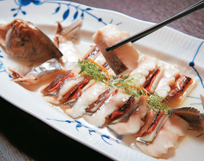 「麒麟鲳鱼」融合了鱼鲜、蔬菜的清甜与火腿的咸香。（摄影／李智为 ）　