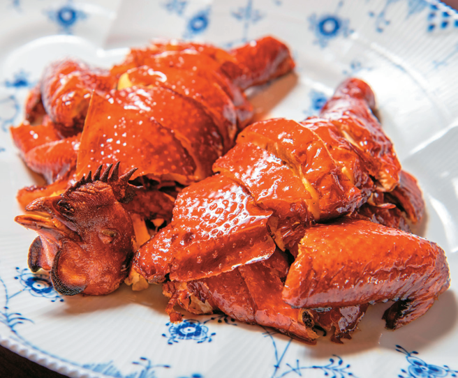 「当红炸子鸡」外皮酥香，鸡肉软嫩多汁。（摄影／李智为 ）