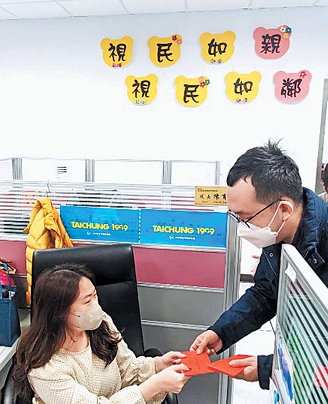 臺中市政府研究发展考核委员会主委刘彦澧（右）春节前关怀1999话务人员，并赠送小红包慰勉他们执勤的辛劳。（图／臺中市政府研究发展考核委员会提供）
