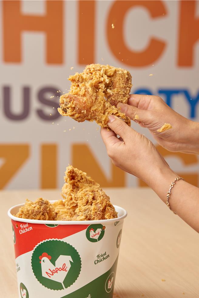 拿坡里推「周一炸鸡日」好康，周一外带或内用2块炸鸡只要88元。（三商餐饮提供／朱世凯台北传真）