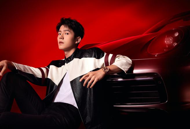 泰格豪雅邀请刘昊然担任品牌代言人，佩戴Carrera Chronograph 龙年限量版腕表拍形象广告。（TAG Heuer提供）