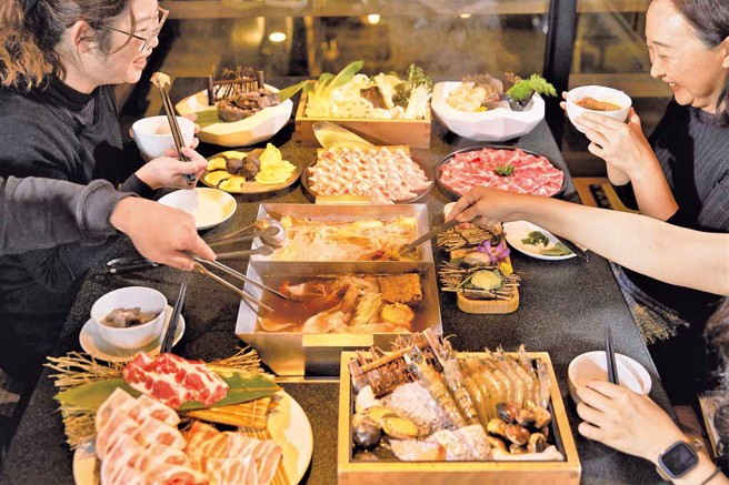 臺中市府2023年首创举办「台中锅烤节」，藉由「十大火锅烧烤店家票选」活动打造「锅烤美食之都」的城市意象。（图／臺中市政府经济发展局提供）