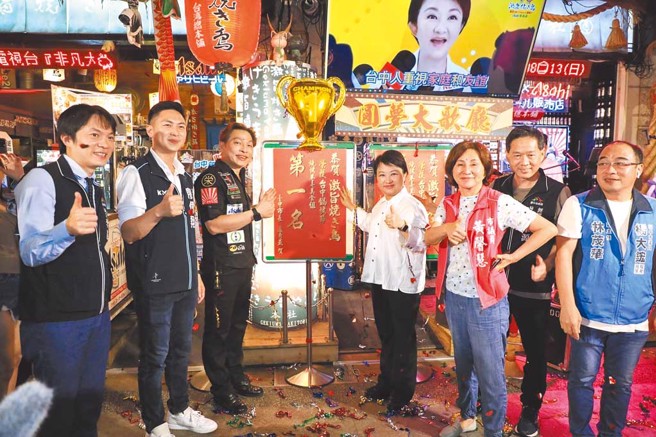 臺中市长卢秀燕（右四）与地方民代，到获选「十大火锅烧烤店家」首奖的激旨烧鸟贴榜。（图／臺中市政府经济发展局提供）