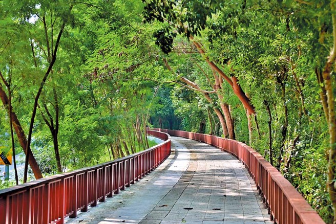 新闢400公尺長堤岸廊道銜接上下游動線。（圖／臺中市政府水利局提供）