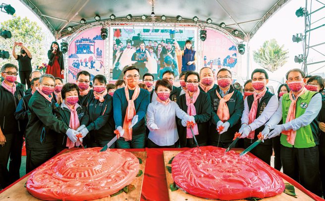 臺中市长卢秀燕（前排中）欢迎全国民眾「正月半，来东势，看大粄」。（图／臺中市政府客家事务委员会提供）
