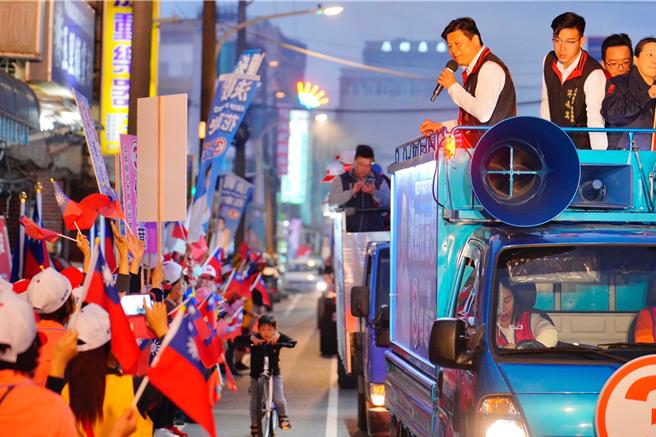 國民黨立委候選人傅崐萁車隊拜票，受到民眾熱烈回應。（傅崐萁競選總部提供）