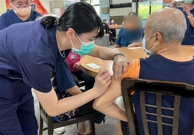 桃园市卫生局呼吁民眾接种新版XBB疫苗。图为疫苗接种示意图。（桃园市卫生局提供／陈梦茹桃园传真）