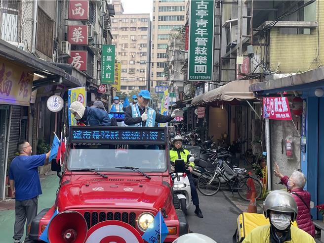 前台北市長郝龍斌10日下午陪同國民黨台北市八選區（文山、中正）立委候選人賴士葆車掃，沿途民眾熱情支持。（劉彥宜攝）