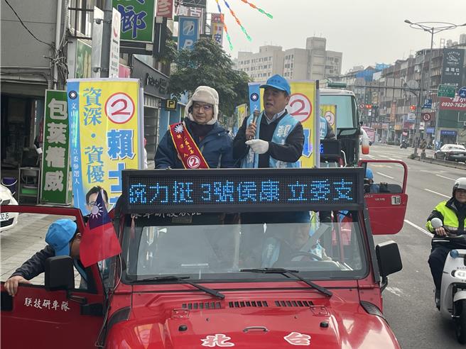 前台北市長郝龍斌（左）10日下午陪同國民黨台北市八選區（文山、中正）立委候選人賴士葆（右）車掃。（劉彥宜攝）