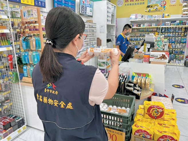 稽查人員確認盒裝雞蛋標示與產地。（圖／臺中市食品藥物安全處提供）