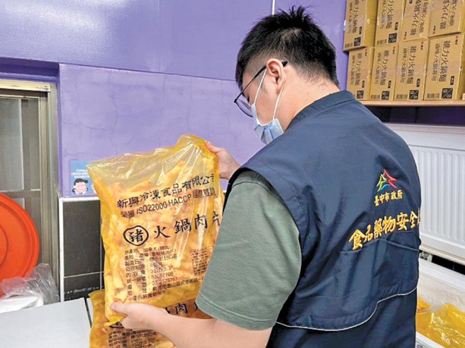 稽查人員仔細確認肉品資訊。（圖／臺中市食品藥物安全處提供）