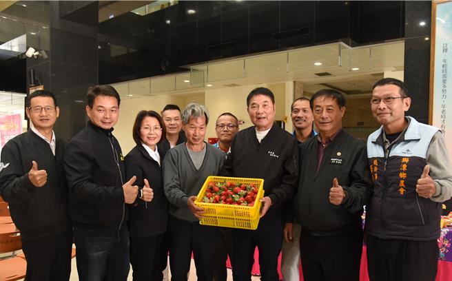 苗栗縣長鍾東錦等人行銷苗栗在地農特產品。（苗栗縣政府提供／李京昇苗栗傳真）