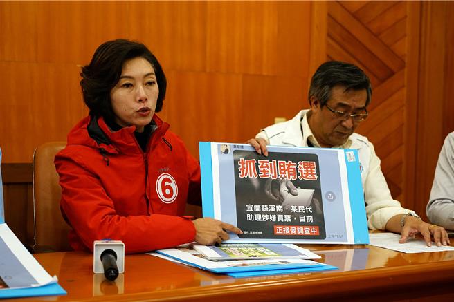 國民黨宜蘭縣立委候選人黃琤婷（左）與國民黨縣議員楊弘旻（右）等人今天批民進黨候選人陳俊宇陣營發送假訊息圖卡，指手法粗糙、惡劣。（李忠一攝）