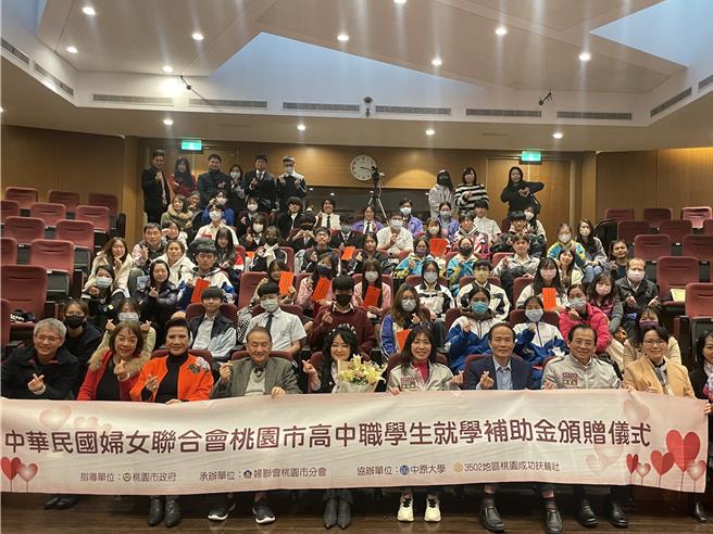 妇联会桃园市分会捐助就学补助金，43高中职学子受惠。（吕筱蝉摄）