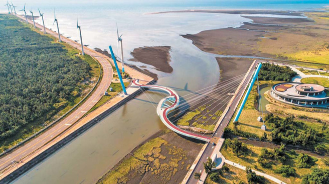 高美溼地景觀橋是台灣首座雙塔雙弧線造型的斜張橋，跨越清水大排融合當地環境，曾獲國家卓越建設金質獎肯定。（圖．臺中市政府）